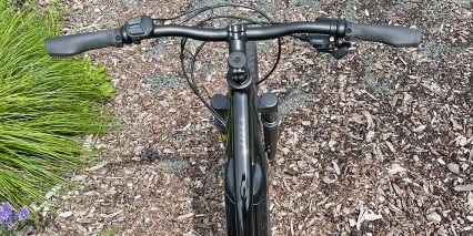 2022 Giant Roam E Plus Riser Handlebar With Locking Ergonomic Grips